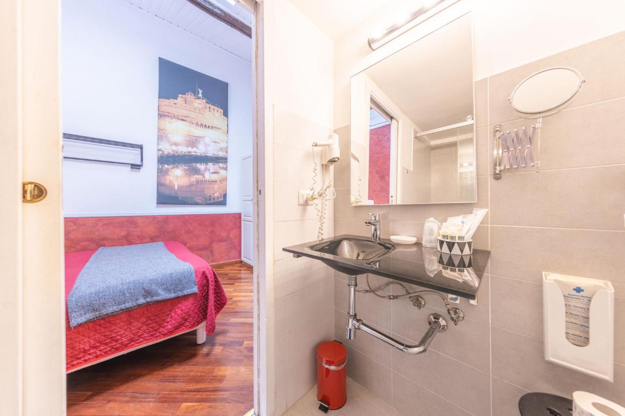Room In Bb - Skylight Double Room In History House 로마 외부 사진